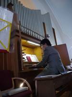 Genya Kai spielt Orgel im Gottesdienst der Kapelle in Heidelberg
